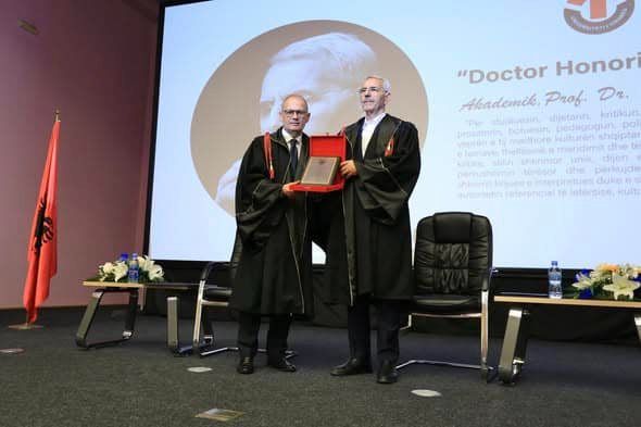 Sabri Hamiti nderohet me titullin “Doctor Honoris Causa” nga Universiteti i Tiranës, Gjekmarkaj: Mendimtar i kombit dhe simbol i urtësisë shqiptare