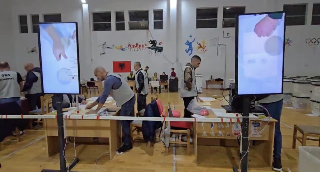 Video/ Vazhdon me ritme numërimi i votave në Vlorë në KZAZ nr.84