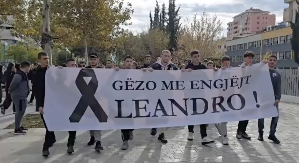 “Marshim për jetën” – Qindra qytetarë të Vlorës në rrugët e qytetit, kërkojnë drejtësi për Leandron