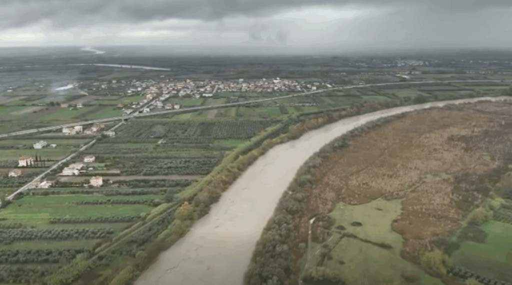 Rrugë të bllokuara, banorë të evakuuar dhe ura të dëmtuara! Si paraqitet situata nga reshjet e dendura në qarqet e vendit