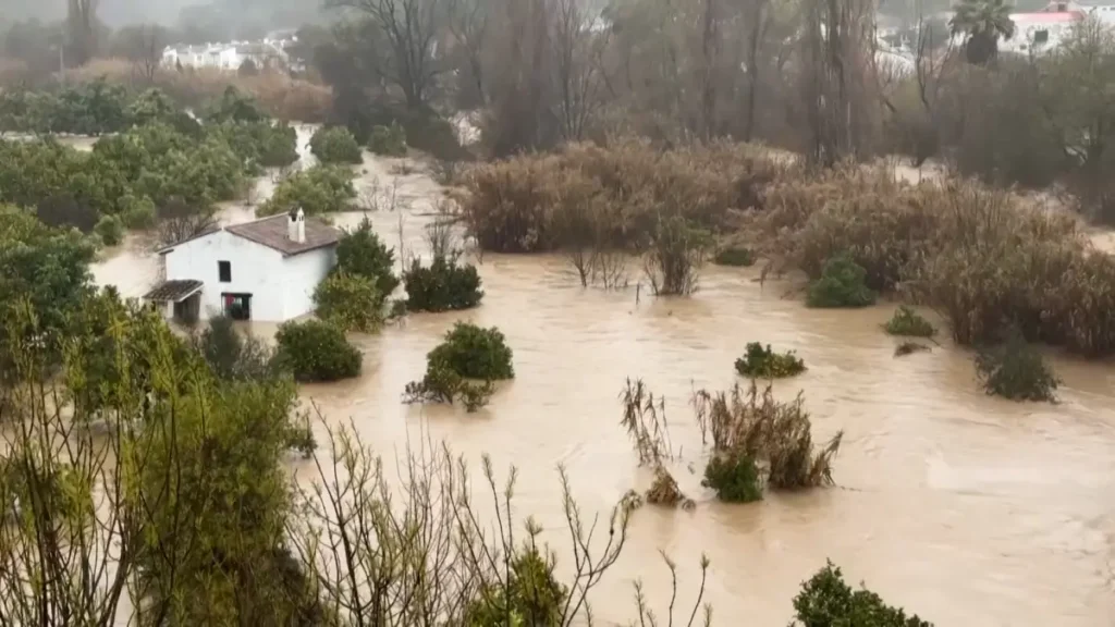 Stuhia “Leo” Përcakton Gjendje Emergjence në Andaluzinë e Spanjës: Shpëtimi i Banorëve dhe Evakuimi i Mijëra të Tjerëve