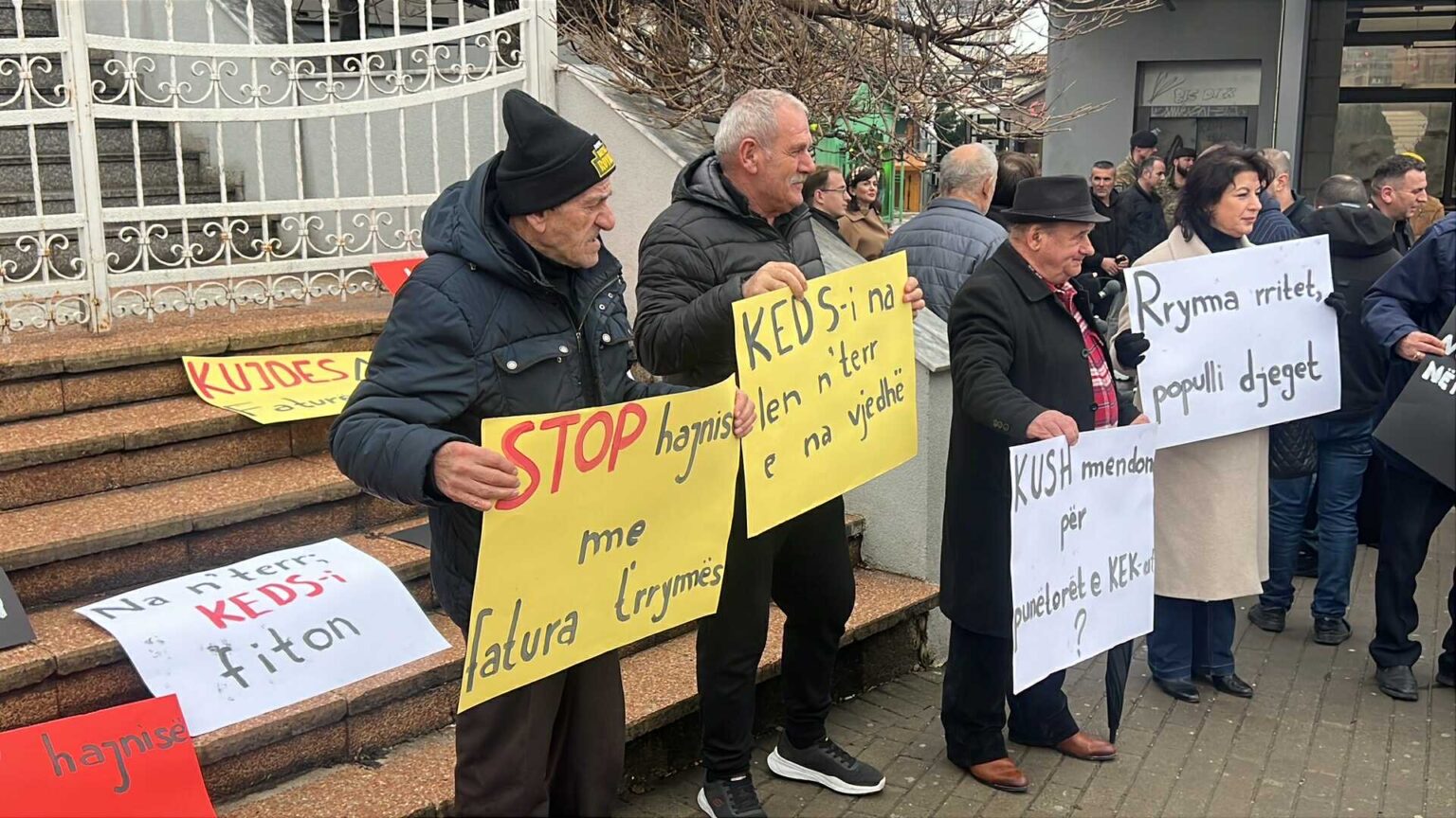 Protestë në Prishtinë kundër rritjes së çmimit të energjisë, tensione para KEDS-it