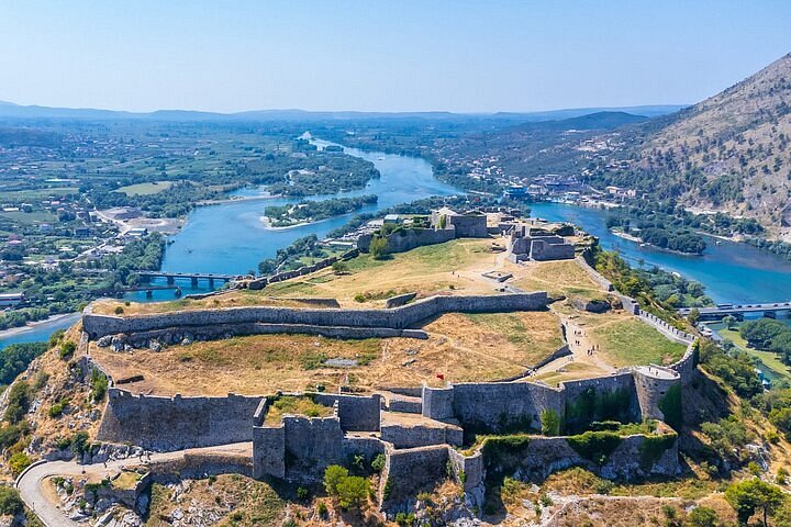 Shqipëria si Destinacion i Paharrueshëm: “Turisti per Caso” dhe “The Officer” Rekomandojnë Udhëtimet në Shqipëri për 2026