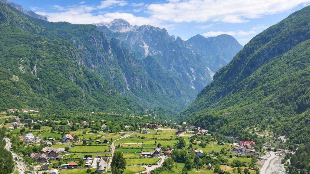 “Sekreti i Shqipërisë është ritmi i ngadaltë” – Media franceze zbulon pse vendi mbetet magjik edhe pasi u bë trend